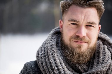 Bir adam kışın yakın çekim