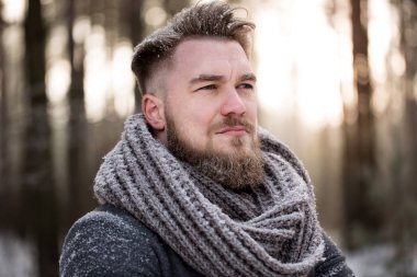 Düşünceli kış yürüyüş