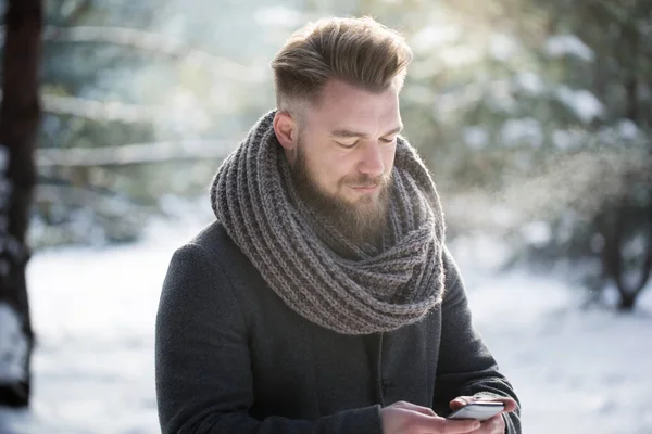 Hombre mensajes de texto en tiempo de invierno — Foto de Stock