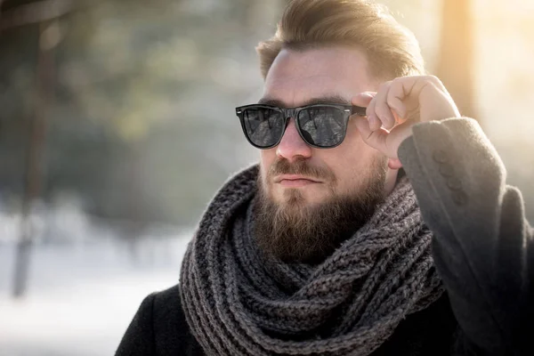 Las gafas de sol también pueden ser útiles en invierno. — Foto de Stock