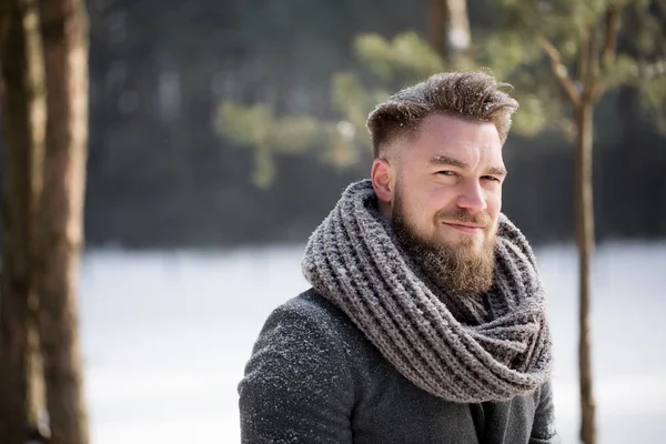 Bir kış yürüyüş emin adam