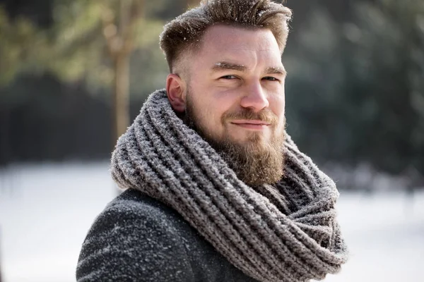 Mutlu bir genç adam kış portresi