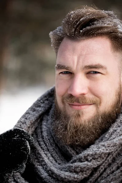 Retrato de un hombre en la nieve —  Fotos de Stock