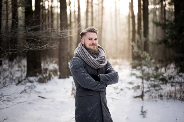 Retrato de invierno de un hombre de moda — Foto de Stock