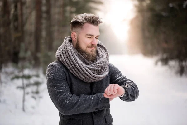 Adam kış ormanda zaman kontrol