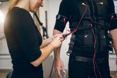 EMS kadın eğitmen bağlantı kabloları uygun