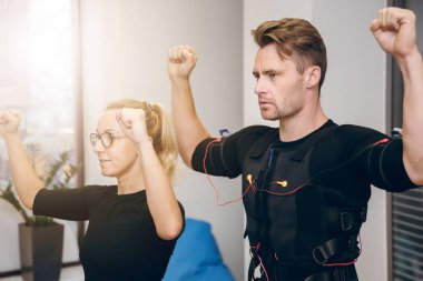 Ciddi sporcu spor salonunda kişisel Koç ile çalışma dışarı