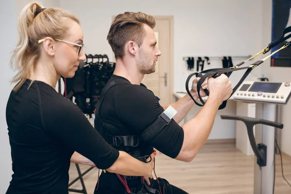 Onun teknik direktörü ile EMS eğitim yapan kararlı erkek