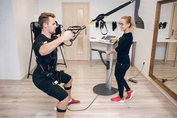 Gülümseyen memnun kadın Koç eğitim adam