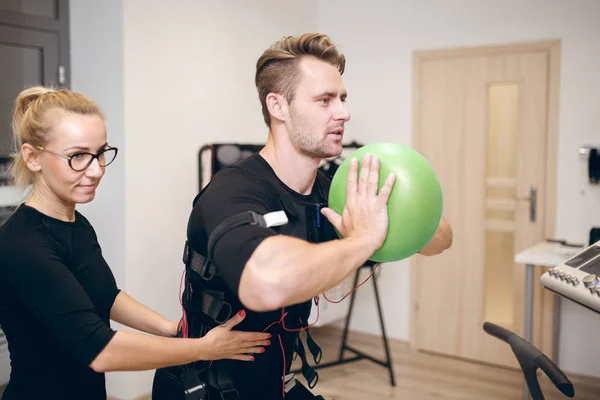 Kjekk sportsjournalist-trening med klemmer-ball – stockfoto
