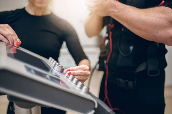 Entrenador manos girando en el dispositivo ems — Foto de Stock