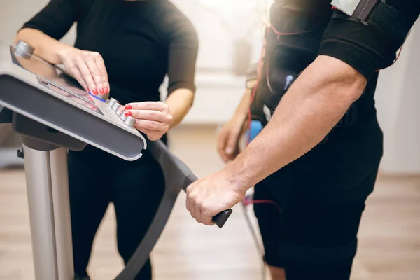 Ems aygıtı açmak kişisel antrenör için bekleyen sporcu