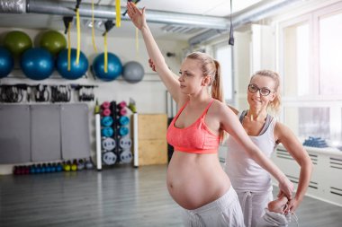 Hamile kadın eğitim yoga poz kişisel antrenör ile