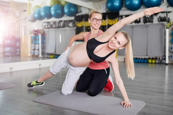 Hamile kadın için egzersizler — Stok fotoğraf