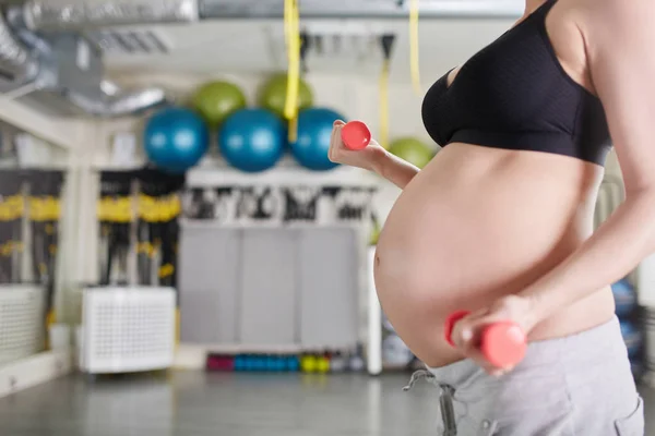 Kobieta w ciąży, podnoszenie ciężarów, siłowni — Zdjęcie stockowe