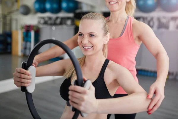 幸福的女人，在健身房训练与普拉提环 — 图库照片