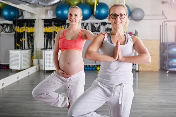 Kişisel antrenör kolunu tutan hamile kadın eğitim yoga — Stok fotoğraf