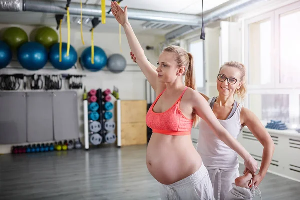 Kobieta w ciąży treningu jogi z osobistym trenerem — Zdjęcie stockowe