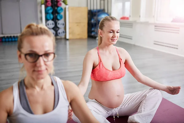 Kişisel antrenör eğitim Yoga rahat hamile kadın — Stok fotoğraf