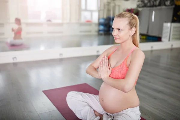 Hamile kadın eğitim yoga elleri katlanır — Stok fotoğraf