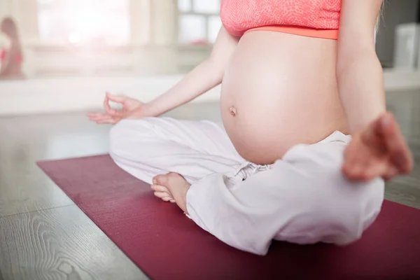 Kobieta w ciąży w jogi medytacji — Zdjęcie stockowe