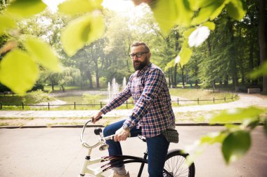 Bisiklet Park oturan genç kendine güvenen adam