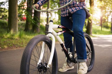 Bisiklet Park üzerinde oturan genç adam