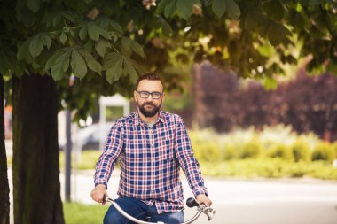 Trendy delikanlı binicilik bisiklet