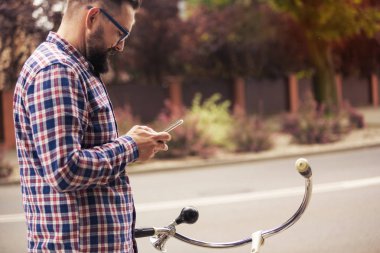 Genç trendy adam bisiklet dışında hareket eden kullanma