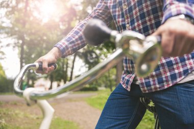 Bisiklet gidon holding adam eller