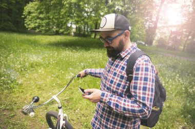 Gidon holding ve mobil dış kullanılarak hipster adam