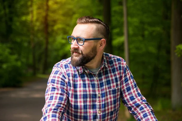 Jonge moderne man in het park kijken weg — Stockfoto