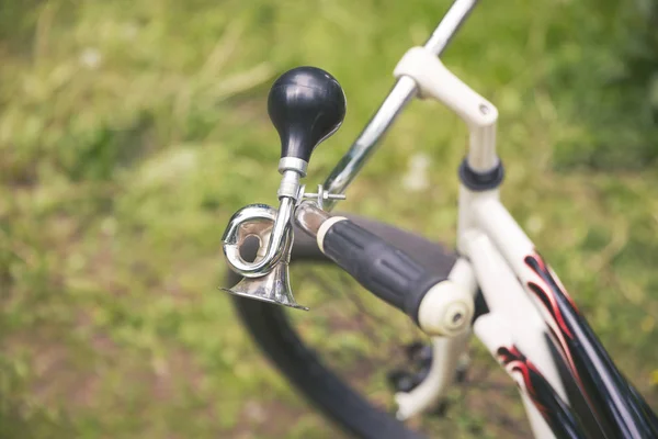 Trompeta de bicicleta en el manillar —  Fotos de Stock