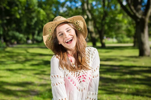 Jeune belle femme en chapeau riant dehors — Photo