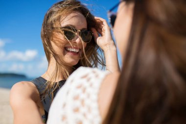 Onun kız arkadaşı için gülümseyen genç güzel kadın