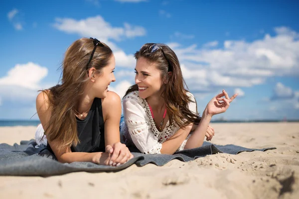 Due belle amiche che parlano sulla spiaggia — Foto Stock