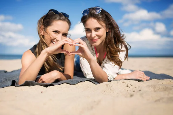 Sorelle felici che mostrano amore — Foto Stock