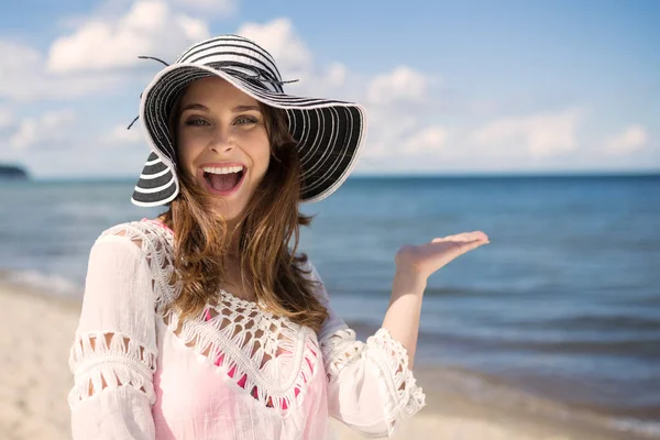 Mulher bonita feliz em chapéu na praia — Fotografia de Stock