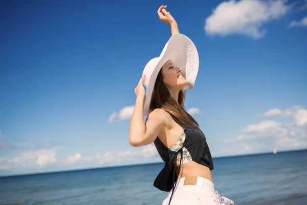 Boldog szép nő strandon emeli kezét — Stock Fotó