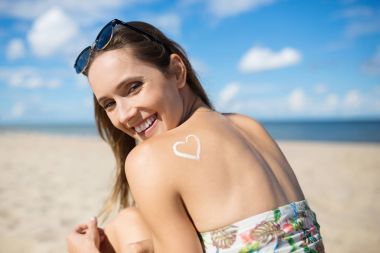 Arka üzerinde kalp işareti olan güzel genç kadın