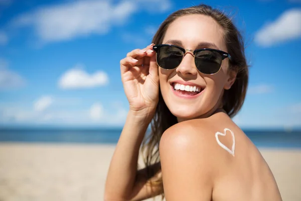 Mulher espectacular com sinal de coração nas costas rindo — Fotografia de Stock