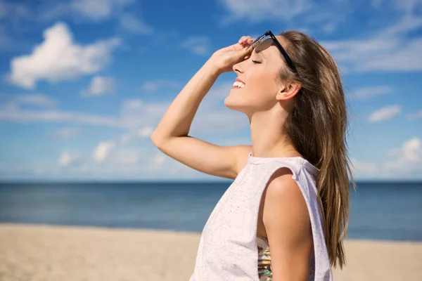 Giovane donna che si gode l'estate sulla spiaggia — Foto Stock