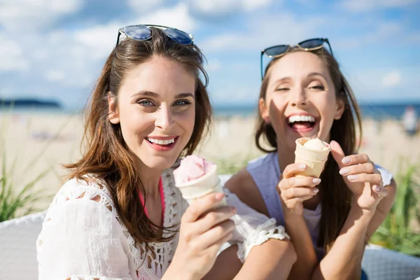 Duas meninas felizes sentadas fora segurando sorvete — Fotografia de Stock
