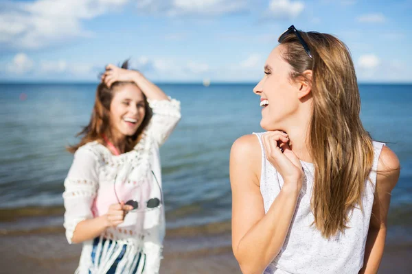 Glückliche hübsche Frau, die auf ihren Freund zurückblickt, der draußen lacht — Stockfoto