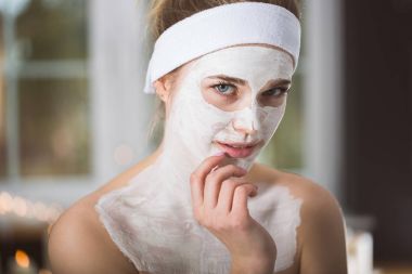 Enzimatik peeling tedavi Spa adlı genç kadın