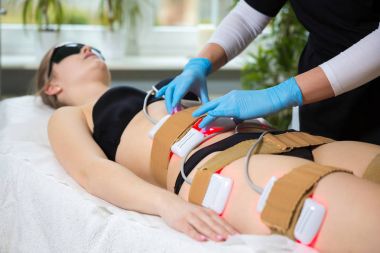 Kaplıcada zayıflama lipo lazer tedavi alan kadın