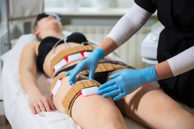 Kaplıcada zayıflama lipo lazer tedavi alan kadın