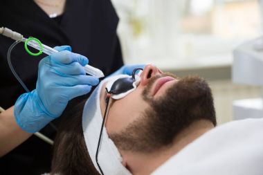 Adam oksijen tedavisi sırasında