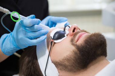 Adam oksijen tedavisi sırasında