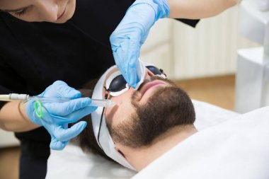 Adam oksijen tedavisi sırasında